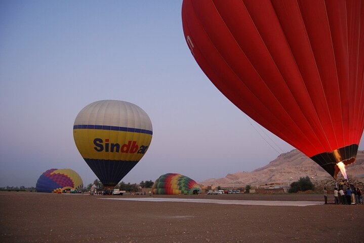 Heteluchtballon zweeft boven oude Egyptische tempels en de Nijl bij zonsopgang in Luxor, foto 10 | wizardtrip