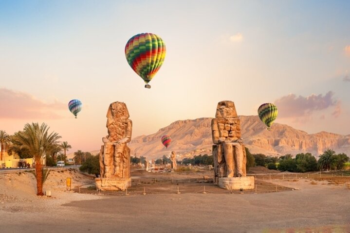 Heteluchtballon zweeft boven oude Egyptische tempels en de Nijl bij zonsopgang in Luxor, foto 11 | wizardtrip