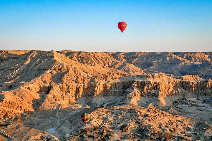 Heteluchtballon zweeft boven oude Egyptische tempels en de Nijl bij zonsopgang in Luxor, foto 12 | wizardtrip