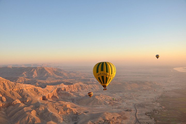 Heteluchtballon zweeft boven oude Egyptische tempels en de Nijl bij zonsopgang in Luxor, foto 13 | wizardtrip