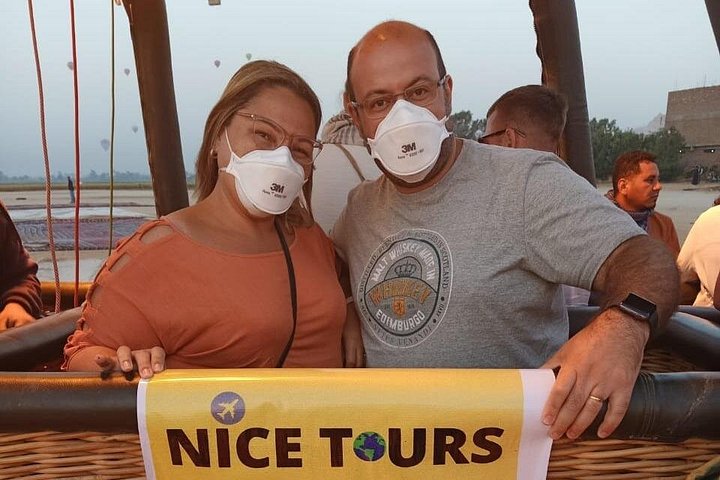 Heteluchtballon zweeft boven oude Egyptische tempels en de Nijl bij zonsopgang in Luxor, foto 15 | wizardtrip