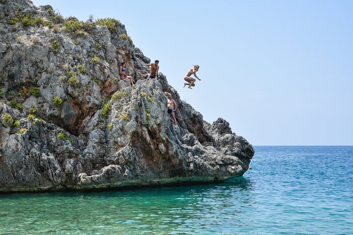 Aventura de caiaque marítimo explorando grutas e praias ao longo da costa de Kardamili na Grécia, foto 9 | wizardtrip
