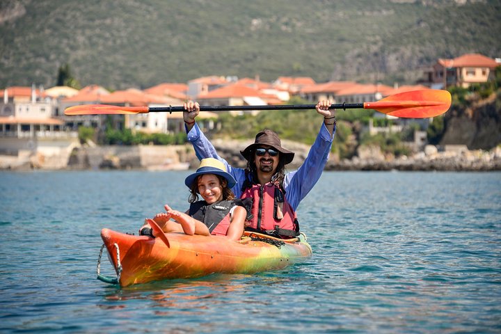 Aventura de caiaque marítimo explorando grutas e praias ao longo da costa de Kardamili na Grécia, foto 10 | wizardtrip