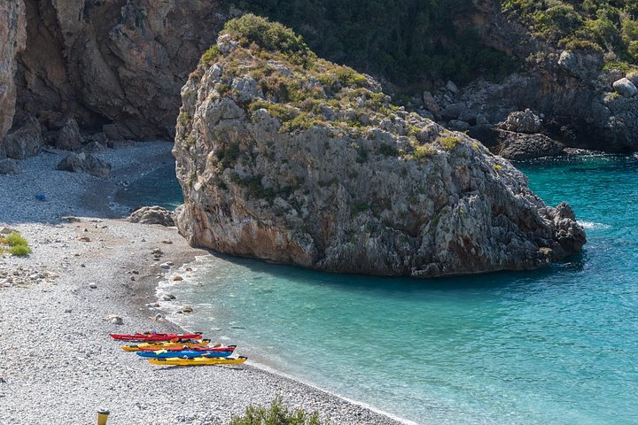 Aventura de caiaque marítimo explorando grutas e praias ao longo da costa de Kardamili na Grécia, foto 11 | wizardtrip