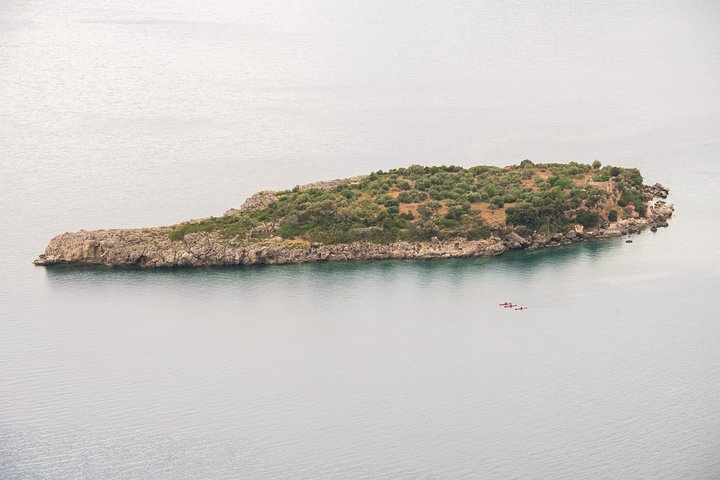 Aventura de caiaque marítimo explorando grutas e praias ao longo da costa de Kardamili na Grécia, foto 14 | wizardtrip