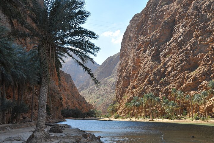 Excursion d'une journée à Wadi Shab et au gouffre de Bimmah au départ de Mascate | wizardtrip