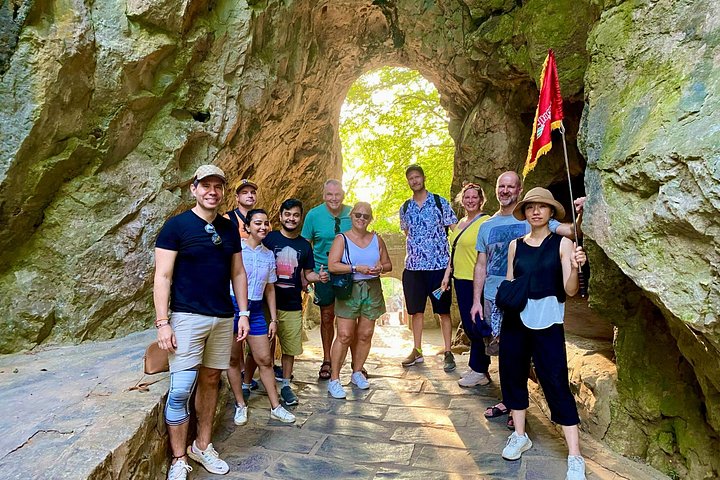 Turistas explorando as cavernas das Montanhas de Mármore e visitando a estátua da Dama Buda em Da Nang, Vietnã, foto 7 | wizardtrip