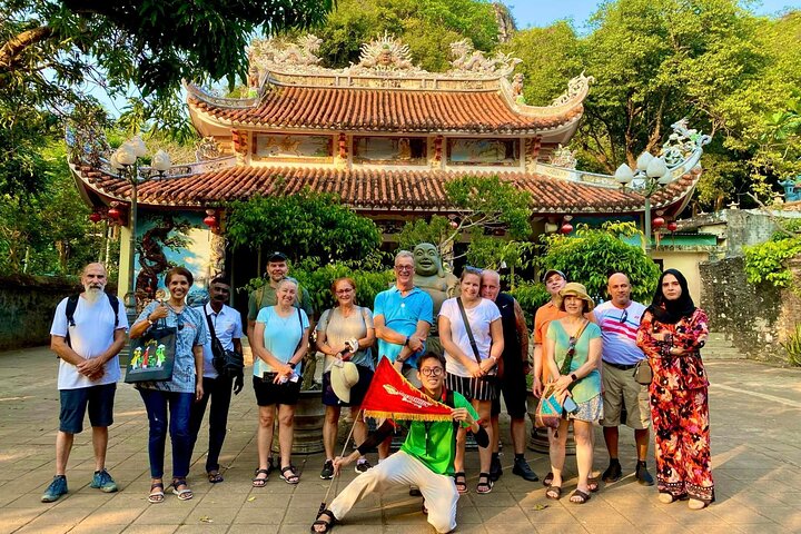 Turistas explorando as cavernas das Montanhas de Mármore e visitando a estátua da Dama Buda em Da Nang, Vietnã, foto 8 | wizardtrip