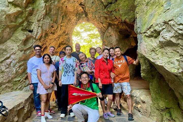 Turistas explorando as cavernas das Montanhas de Mármore e visitando a estátua da Dama Buda em Da Nang, Vietnã, foto 9 | wizardtrip