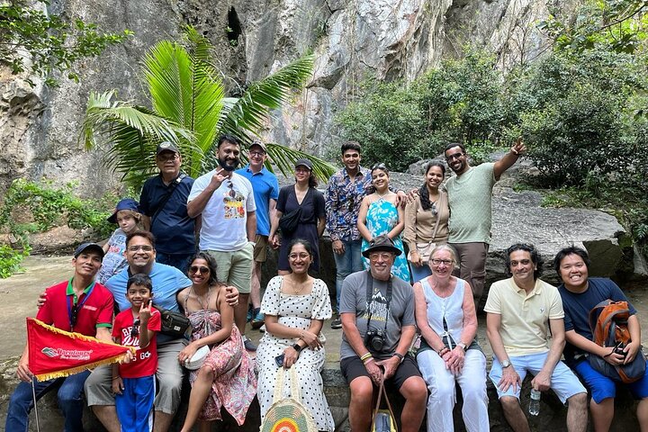 Turistas explorando as cavernas das Montanhas de Mármore e visitando a estátua da Dama Buda em Da Nang, Vietnã, foto 11 | wizardtrip