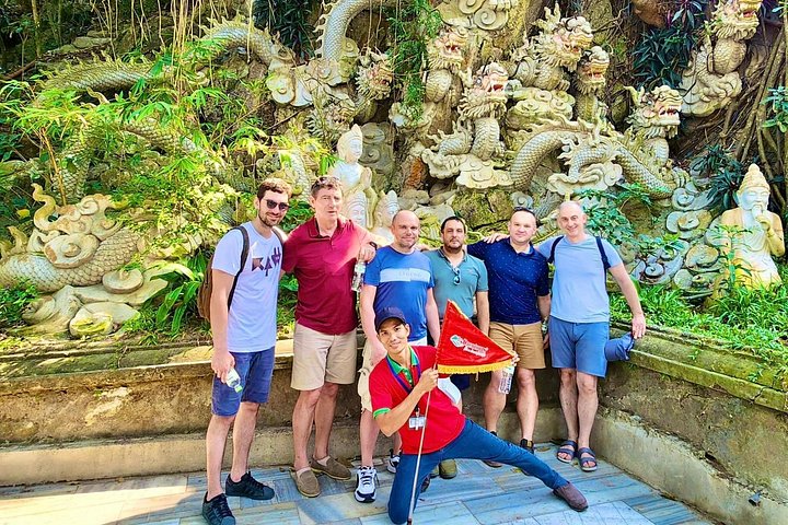 Turistas explorando as cavernas das Montanhas de Mármore e visitando a estátua da Dama Buda em Da Nang, Vietnã, foto 12 | wizardtrip