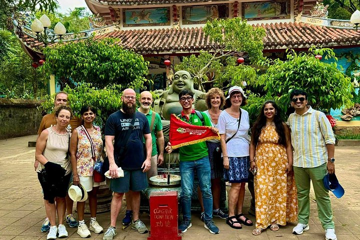 Turistas explorando as cavernas das Montanhas de Mármore e visitando a estátua da Dama Buda em Da Nang, Vietnã, foto 13 | wizardtrip