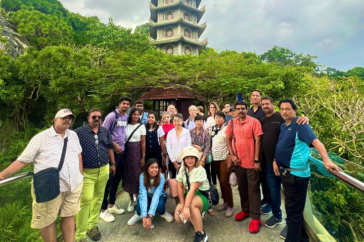 Turistas explorando as cavernas das Montanhas de Mármore e visitando a estátua da Dama Buda em Da Nang, Vietnã, foto 14 | wizardtrip