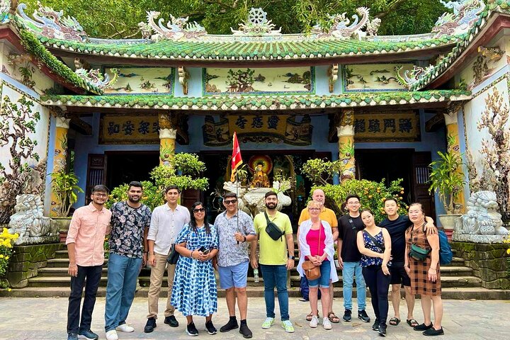 Turistas explorando as cavernas das Montanhas de Mármore e visitando a estátua da Dama Buda em Da Nang, Vietnã, foto 15 | wizardtrip