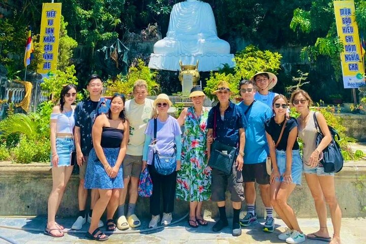 Turistas explorando as cavernas das Montanhas de Mármore e visitando a estátua da Dama Buda em Da Nang, Vietnã, foto 16 | wizardtrip