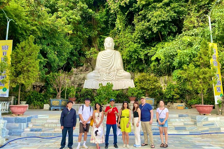 Turistas explorando as cavernas das Montanhas de Mármore e visitando a estátua da Dama Buda em Da Nang, Vietnã, foto 17 | wizardtrip