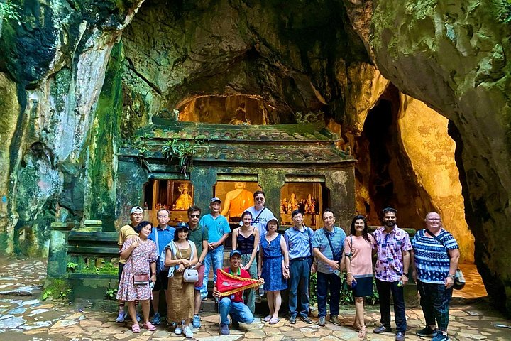 Turistas explorando as cavernas das Montanhas de Mármore e visitando a estátua da Dama Buda em Da Nang, Vietnã, foto 19 | wizardtrip