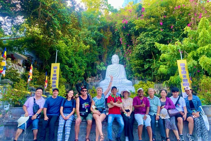 Turistas explorando as cavernas das Montanhas de Mármore e visitando a estátua da Dama Buda em Da Nang, Vietnã, foto 20 | wizardtrip