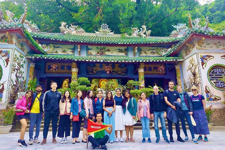 Turistas explorando as cavernas das Montanhas de Mármore e visitando a estátua da Dama Buda em Da Nang, Vietnã, foto 21 | wizardtrip