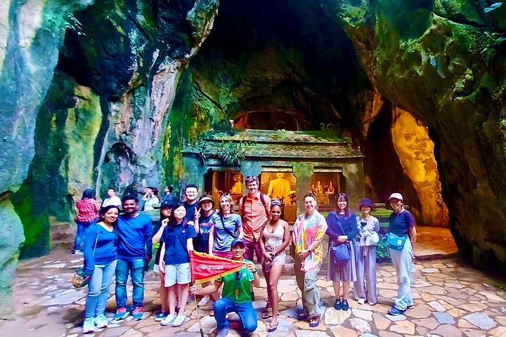 Turistas explorando as cavernas das Montanhas de Mármore e visitando a estátua da Dama Buda em Da Nang, Vietnã, foto 26 | wizardtrip