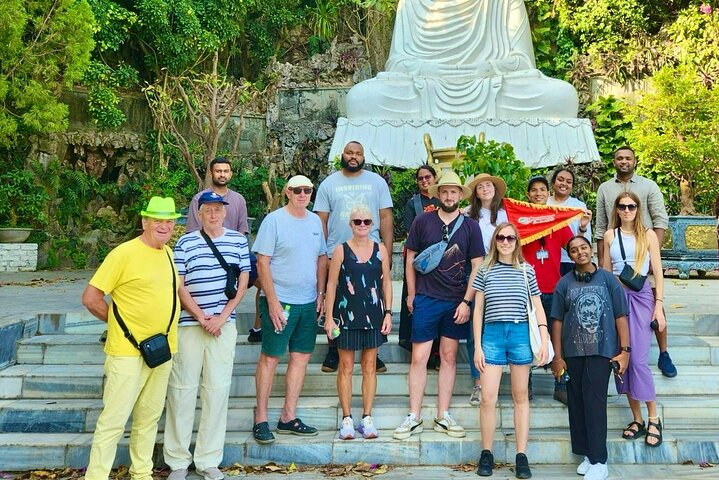 Turistas explorando as cavernas das Montanhas de Mármore e visitando a estátua da Dama Buda em Da Nang, Vietnã, foto 27 | wizardtrip