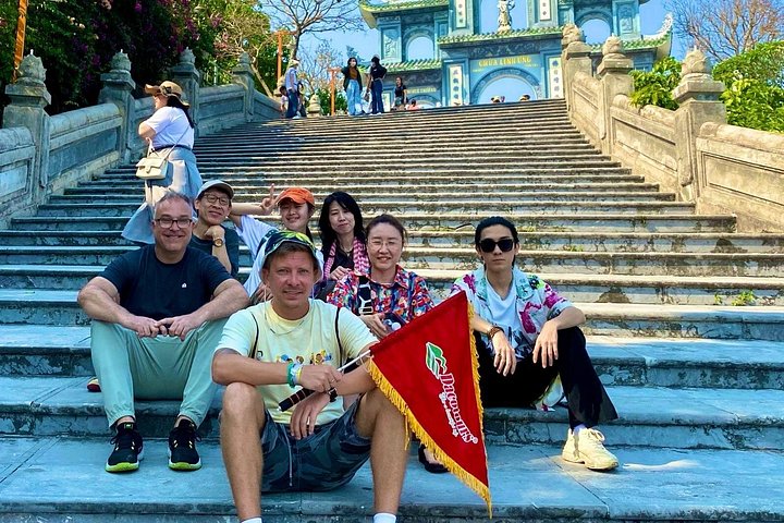 Turistas explorando as cavernas das Montanhas de Mármore e visitando a estátua da Dama Buda em Da Nang, Vietnã, foto 28 | wizardtrip