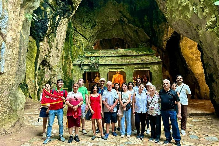 Turistas explorando as cavernas das Montanhas de Mármore e visitando a estátua da Dama Buda em Da Nang, Vietnã, foto 30 | wizardtrip