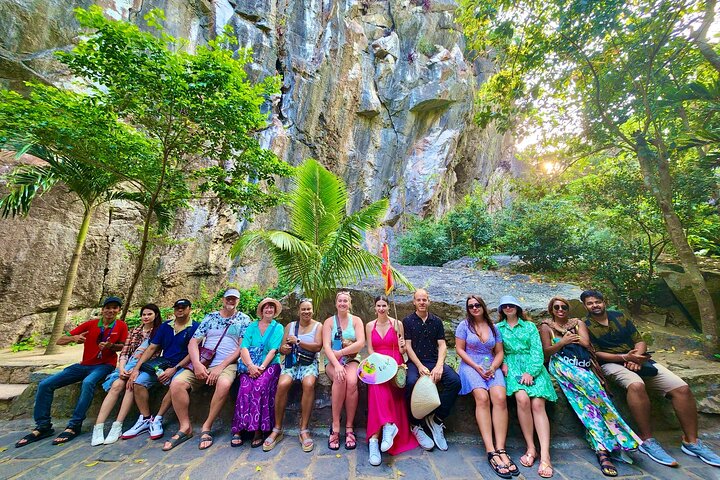 Turistas explorando as cavernas das Montanhas de Mármore e visitando a estátua da Dama Buda em Da Nang, Vietnã, foto 31 | wizardtrip