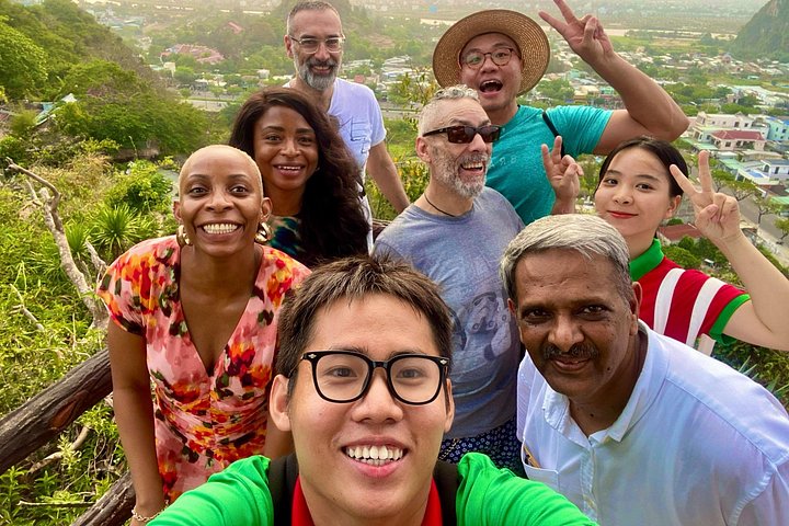 Turistas explorando as cavernas das Montanhas de Mármore e visitando a estátua da Dama Buda em Da Nang, Vietnã, foto 36 | wizardtrip