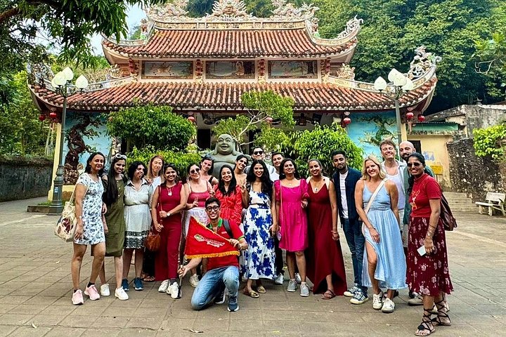 Turistas explorando as cavernas das Montanhas de Mármore e visitando a estátua da Dama Buda em Da Nang, Vietnã, foto 37 | wizardtrip