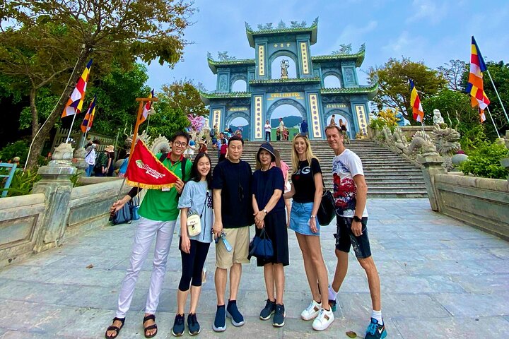 Turistas explorando as cavernas das Montanhas de Mármore e visitando a estátua da Dama Buda em Da Nang, Vietnã, foto 39 | wizardtrip