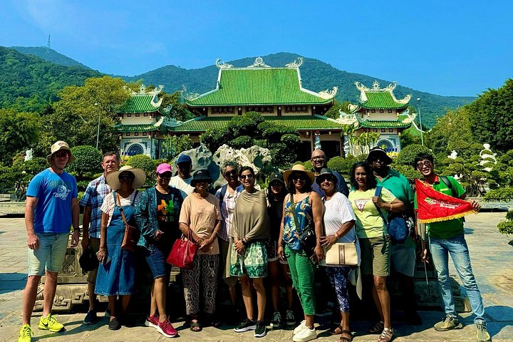 Turistas explorando as cavernas das Montanhas de Mármore e visitando a estátua da Dama Buda em Da Nang, Vietnã, foto 40 | wizardtrip