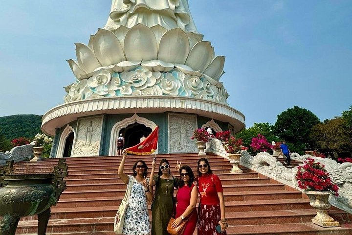 Turistas explorando as cavernas das Montanhas de Mármore e visitando a estátua da Dama Buda em Da Nang, Vietnã, foto 41 | wizardtrip