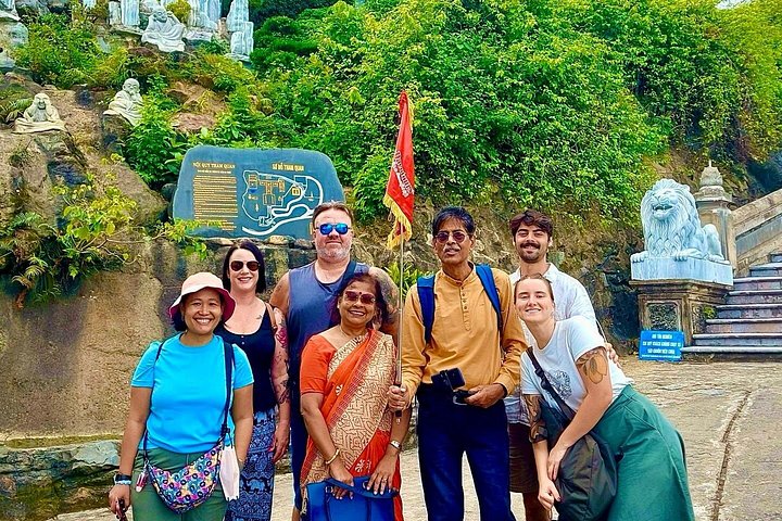 Turistas explorando as cavernas das Montanhas de Mármore e visitando a estátua da Dama Buda em Da Nang, Vietnã, foto 44 | wizardtrip