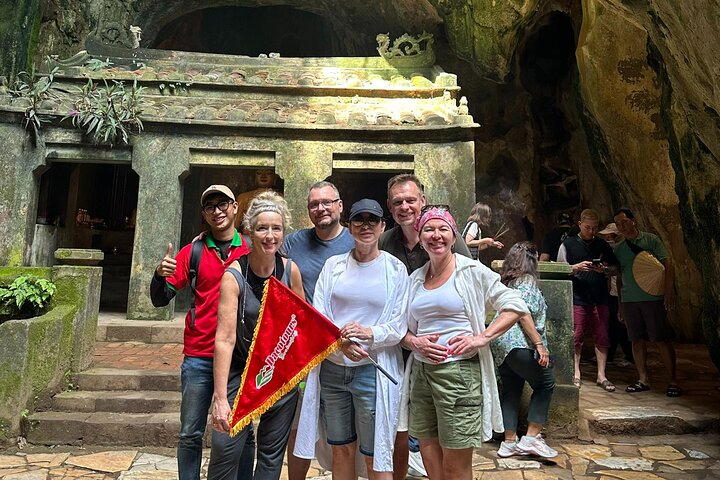 Turistas explorando as cavernas das Montanhas de Mármore e visitando a estátua da Dama Buda em Da Nang, Vietnã, foto 45 | wizardtrip