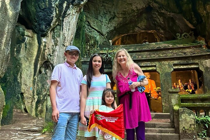 Turistas explorando as cavernas das Montanhas de Mármore e visitando a estátua da Dama Buda em Da Nang, Vietnã, foto 46 | wizardtrip