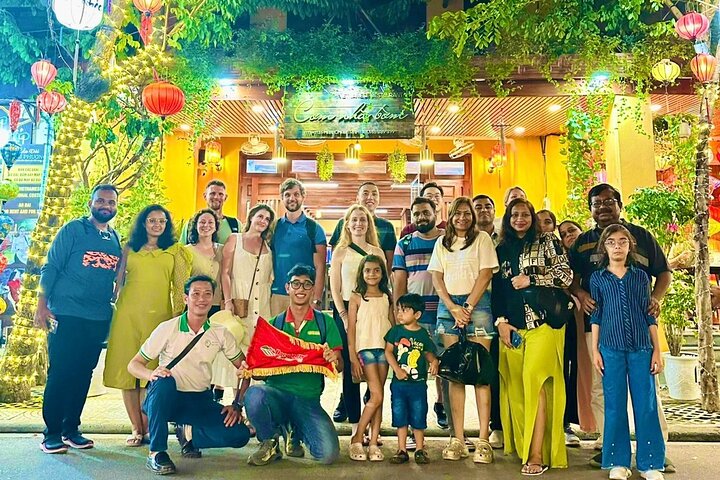 Des touristes explorant les Montagnes de Marbre et la Vieille Ville de Hoi An au Vietnam, photo 6 | wizardtrip