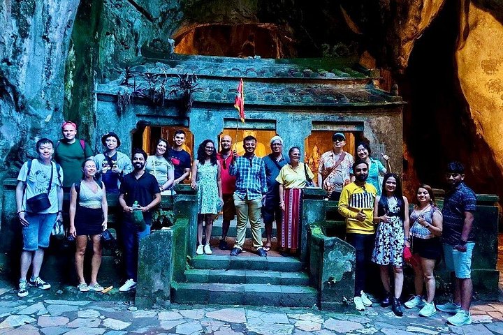 Des touristes explorant les Montagnes de Marbre et la Vieille Ville de Hoi An au Vietnam, photo 13 | wizardtrip
