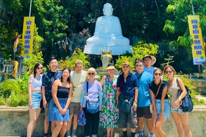 Des touristes explorant les Montagnes de Marbre et la Vieille Ville de Hoi An au Vietnam, photo 15 | wizardtrip