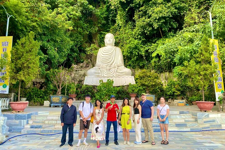 Des touristes explorant les Montagnes de Marbre et la Vieille Ville de Hoi An au Vietnam, photo 16 | wizardtrip