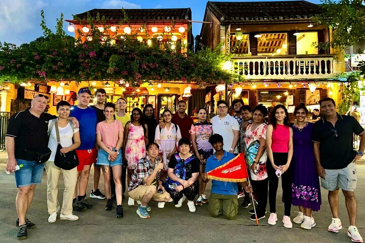 Des touristes explorant les Montagnes de Marbre et la Vieille Ville de Hoi An au Vietnam, photo 24 | wizardtrip
