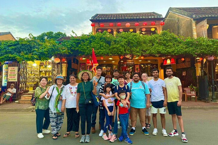 Des touristes explorant les Montagnes de Marbre et la Vieille Ville de Hoi An au Vietnam, photo 25 | wizardtrip