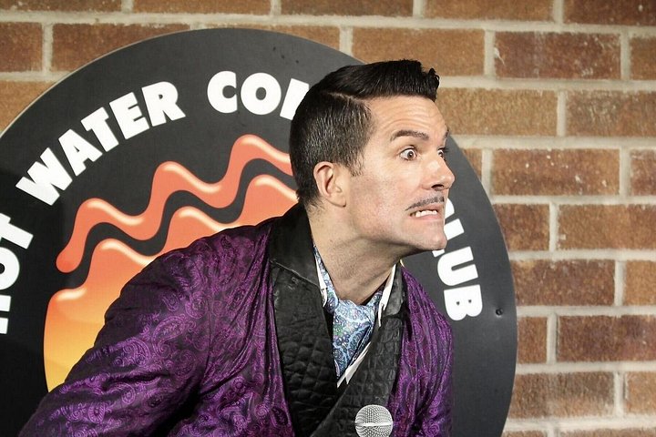 Una animada actuación de comedia en el Hot Water Comedy Club de Liverpool, foto 6 | wizardtrip