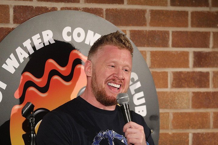 Una animada actuación de comedia en el Hot Water Comedy Club de Liverpool, foto 8 | wizardtrip