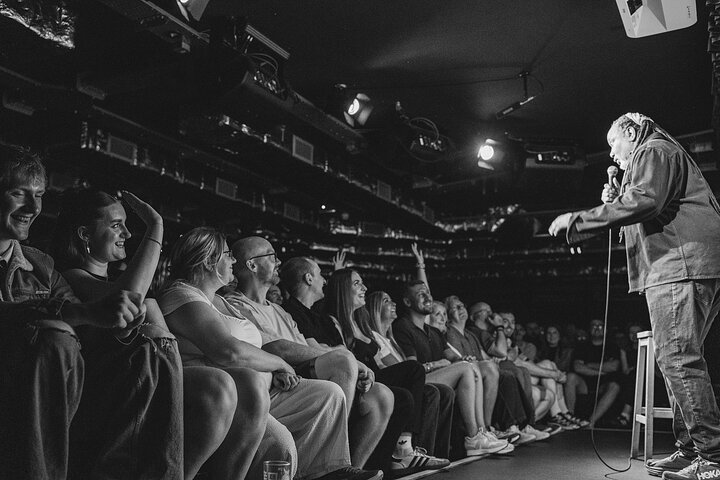 Una animada actuación de comedia en el Hot Water Comedy Club de Liverpool, foto 10 | wizardtrip