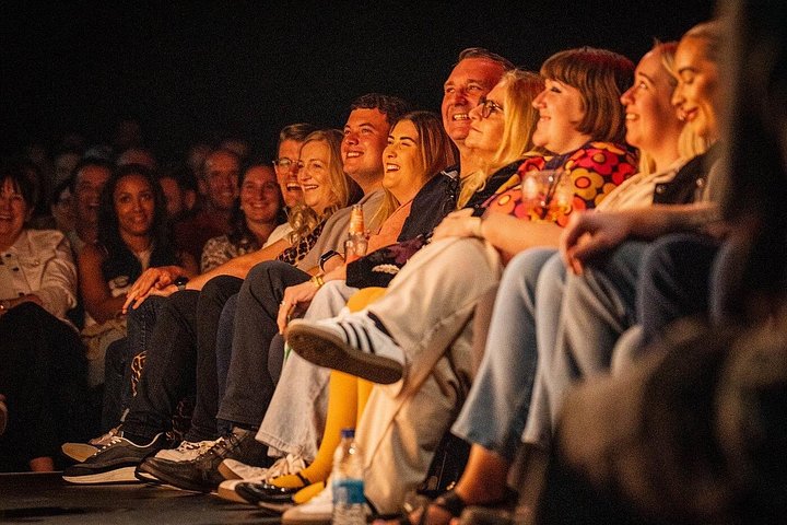 Una animada actuación de comedia en el Hot Water Comedy Club de Liverpool, foto 11 | wizardtrip