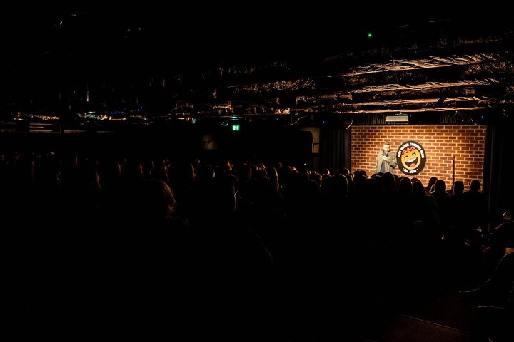 Una animada actuación de comedia en el Hot Water Comedy Club de Liverpool, foto 12 | wizardtrip