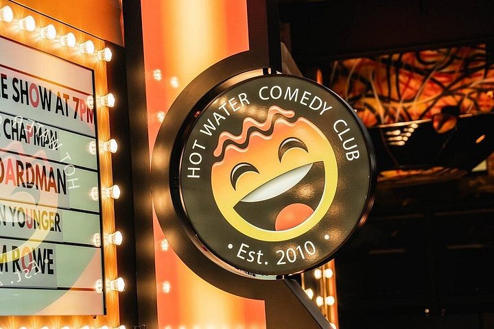 Una animada actuación de comedia en el Hot Water Comedy Club de Liverpool, foto 13 | wizardtrip