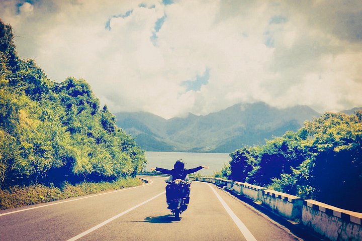 Easy Rider motorcykeltur langs Hai Van Pass, Vietnam, med kystlandskaber og lokalliv, foto 6 | wizardtrip
