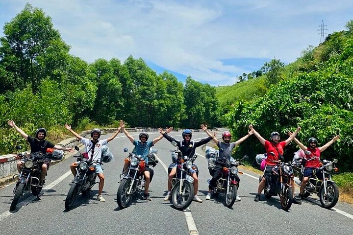 Easy Rider motorcykeltur langs Hai Van Pass, Vietnam, med kystlandskaber og lokalliv, foto 12 | wizardtrip